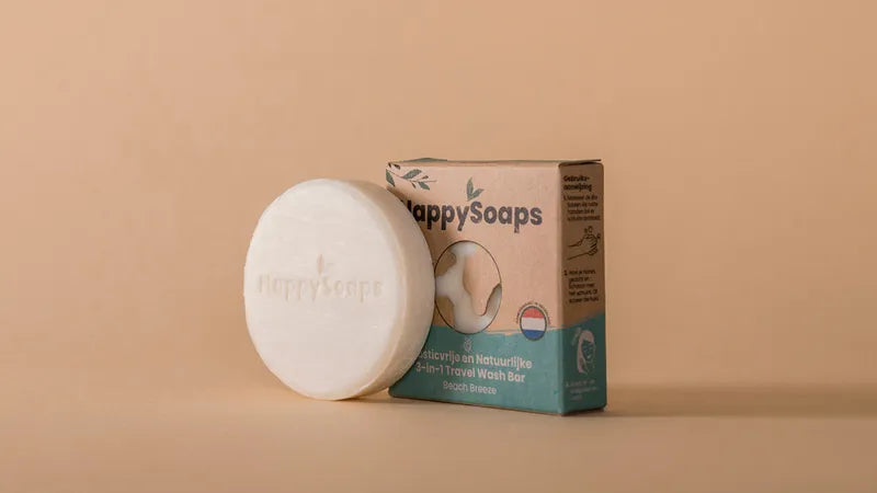 Savon de voyage 3 en 1 The Happy Soaps senteur beach breeze - vue latérale du savon à coté de sa boite