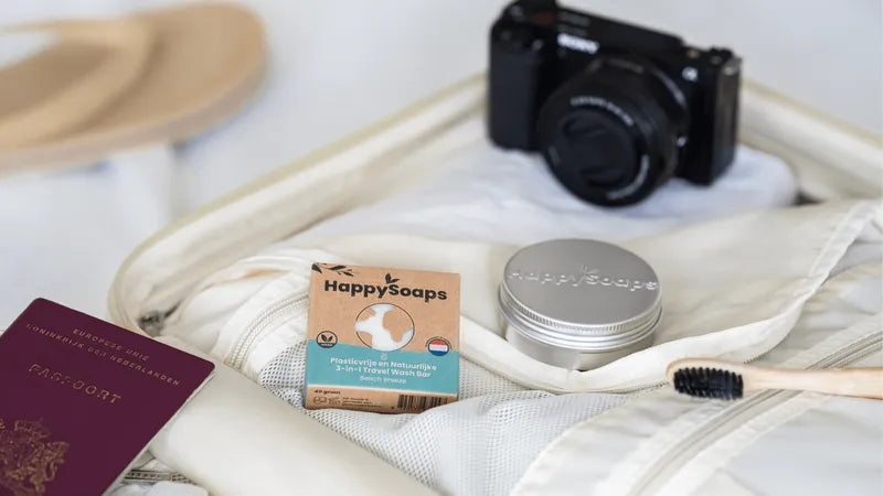 Savon de voyage 3 en 1 The Happy Soaps senteur beach breeze - Mise en situation du savon dans sa boite en carton posé dans une valise