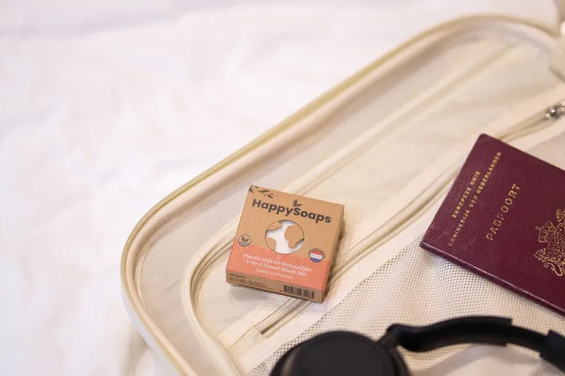 Savon de voyage 3 en 1 The Happy Soaps senteur beach breeze - vue du savon dans sa boite posé sur une valise