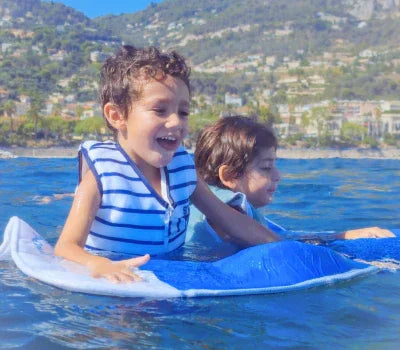 Enfant jouant sur le matelas Plouf
