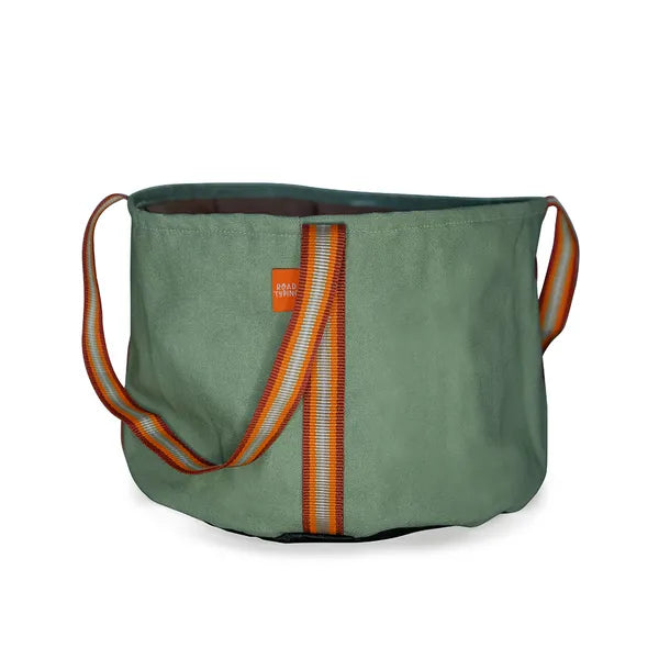 Seau waterproof couleur vert d'eau a de Roadtyping - vue de profil