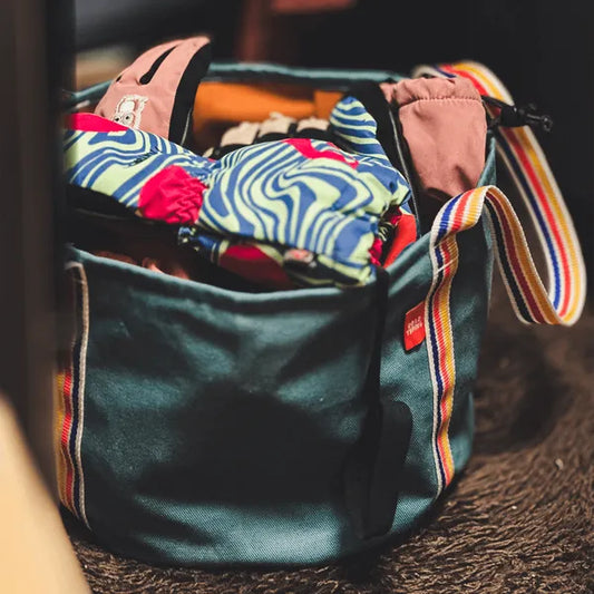 Seau waterproof couleur bleu gris de Roadtyping - mise en situation avec des vêtements dans le seau