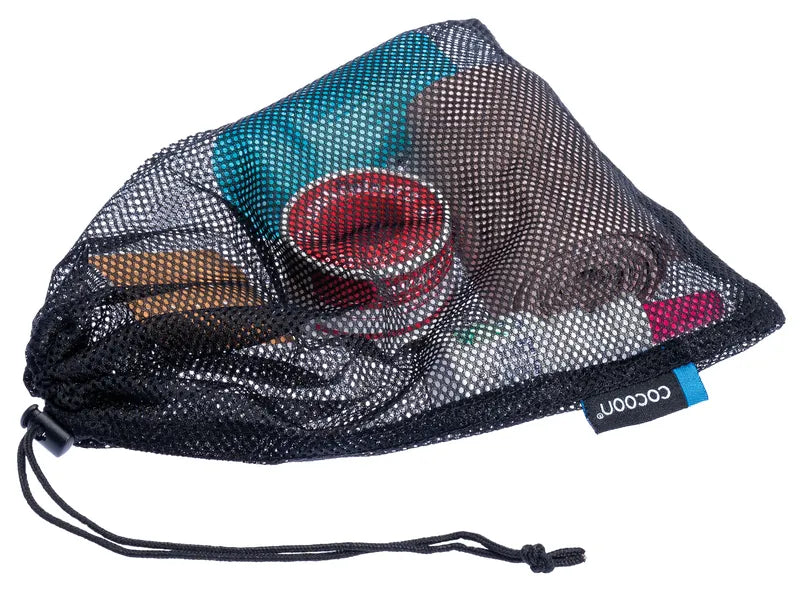 Set de 4 sacs de rangement en maille – mise en situation : sac avec étiquette bleue, contenant vêtements et accessoires.