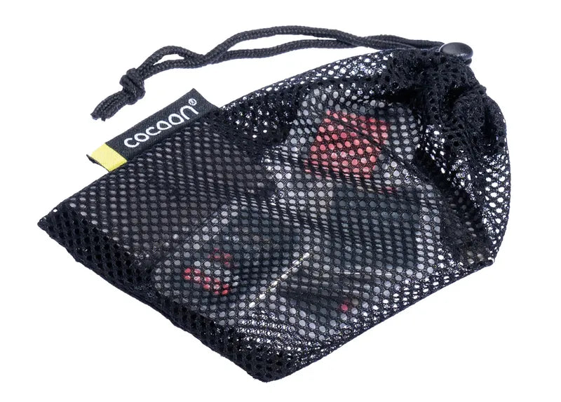 Set de 4 sacs de rangement en maille – mise en situation : sac avec étiquette jaune, contenant du petit matériel