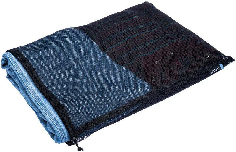 Set de 4 sacs de rangement en maille – mise en situation : sac avec étiquette bleue contenant des vêtements.