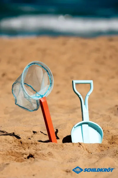 Set de plage 2-en-1 épuisette et pelle de Schildkröt – mise en situation sur la plage avec l’épuisette et la pelle dépliées