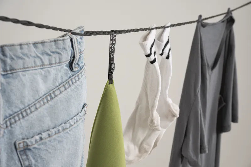 Corde à linge de voyage de Cocoon - Gros plan mise en situation avec du linge