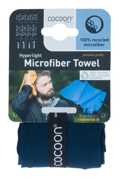 Serviette de voyage ultralégère Cocoon – vue de la serviette marine enroulée avec étiquette