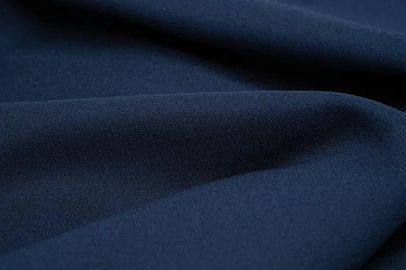 Serviette de voyage ultralégère Cocoon – gros plan sur le coloris bleu marine.