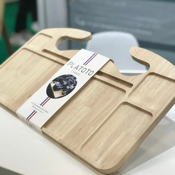 Tablette réversible Platoto en bois brut d’hévéa – vue de biais avec l'emballage