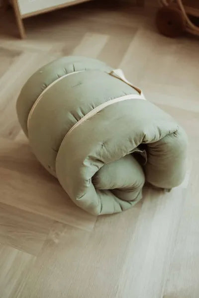 Tapis d’éveil 3-en-1 Bloom de Play and Go – couleur vert prairie – vue du tapis enroulé