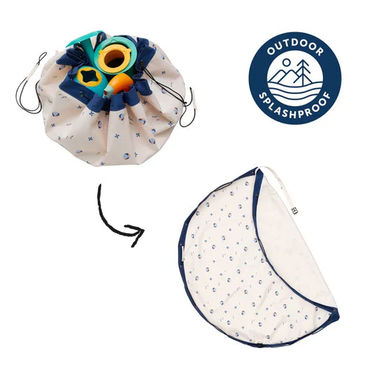 Tapis de jeu et sac de rangement d’extérieur Play and Go – motif ballons – vue du sac en version rangement et en version tapis de jeu – écusson “outdoor splashproof” visible sur la photo