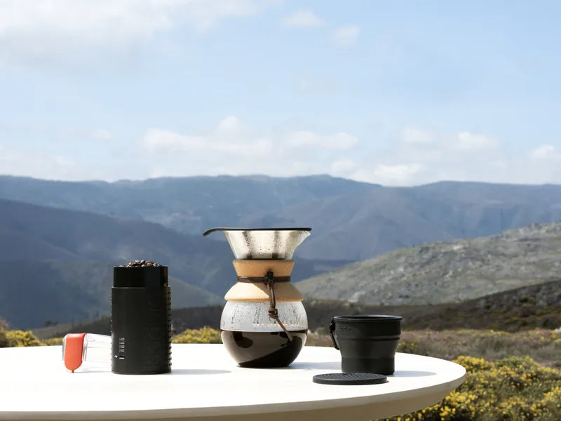 Mise en situation dans la montagne de la tasse rétractable