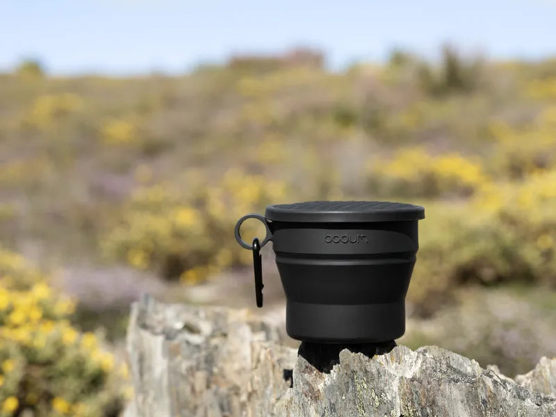 Tasse Bodum noir pliable - vue sur un rocher