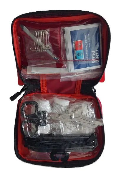 Trousse de secours compacte ouverte avec Compresses, pansement, bandage d’urgence, rouleau de bande auto-adhésive, paire de gants en vinyle, lingettes imbibées d’alcool, ciseaux de premiers secours (petits), pincette, épingles de sûreté