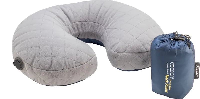 U-Shaped Neck Down Pillow de Cocoon - Coloris bleu - vue du tour de cou de voyage de dos et sa pochette