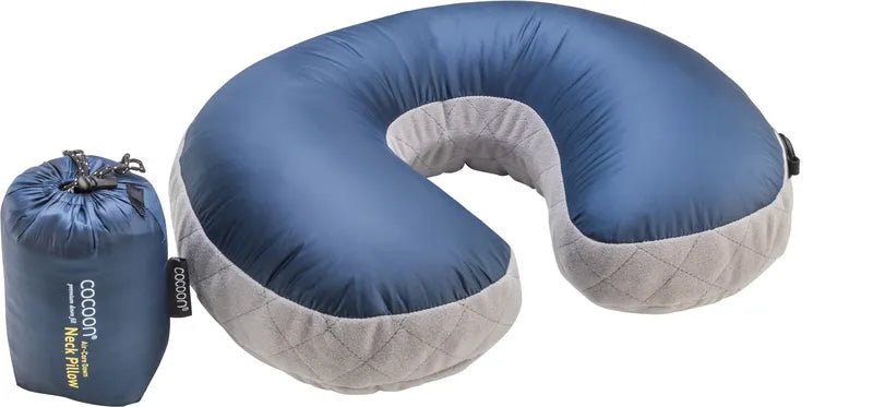 U-Shaped Neck Down Pillow de Cocoon - Coloris bleu - vue du tour de cou de voyage de face et sa pochette