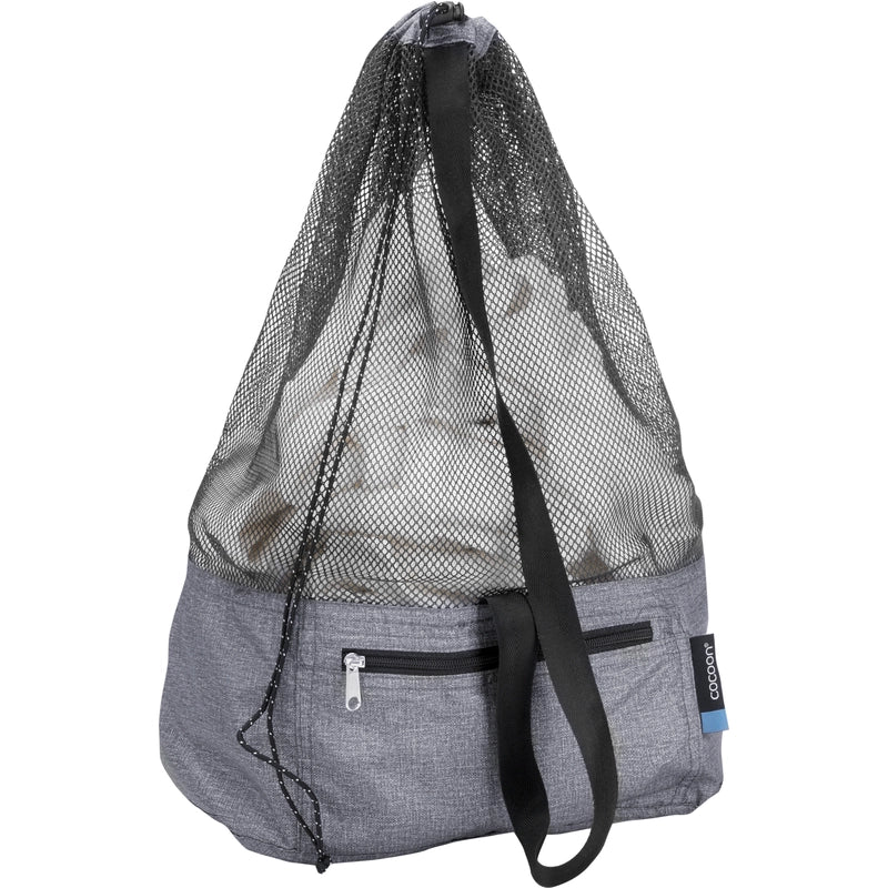 Sac de plage/Sac à linge de voyage de Cocoon - gris -vue d'ensemble avec du linges blancs