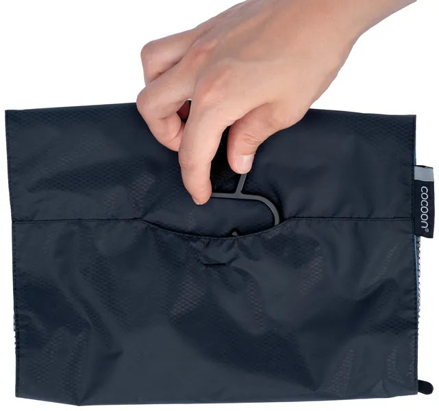 Trousse de toilette accrochable Cocoon – bleu – gros plan sur le système de fermeture
