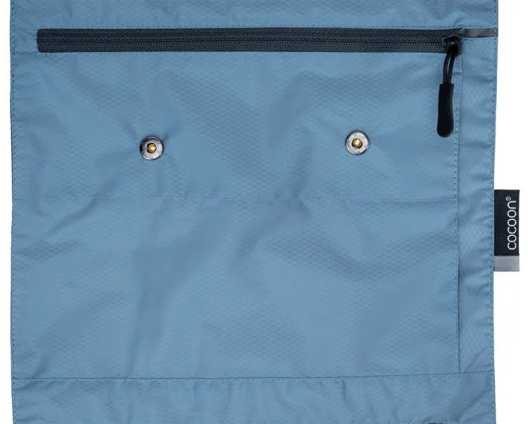 Trousse de toilette accrochable Cocoon – bleu – gros plan sur le système d'attache de la trousse amovible