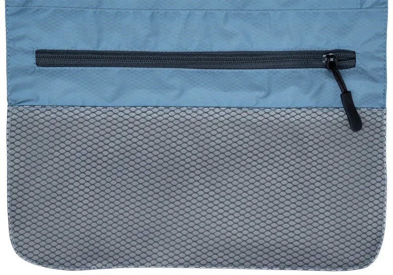 Trousse de toilette accrochable Cocoon – bleu – Gros plan du bas de la trousse