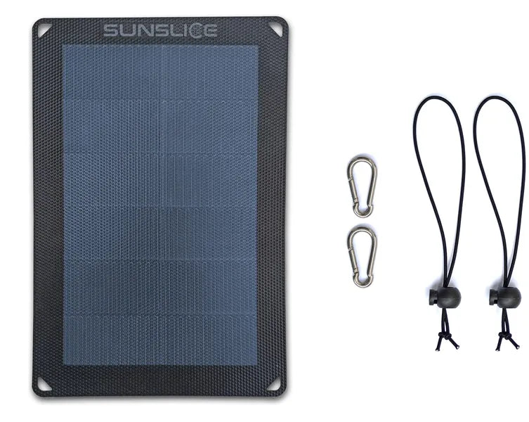 Panneau solaire 6W de Sunslice - vue d'ensemble du panneau et de deux mousquetons et deux cordes de fixation