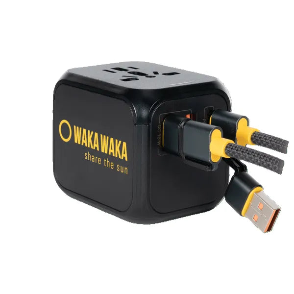 Adaptateur universel Waka waka - vue des connecteurs USB-A et USB-C avec des câbles connectés