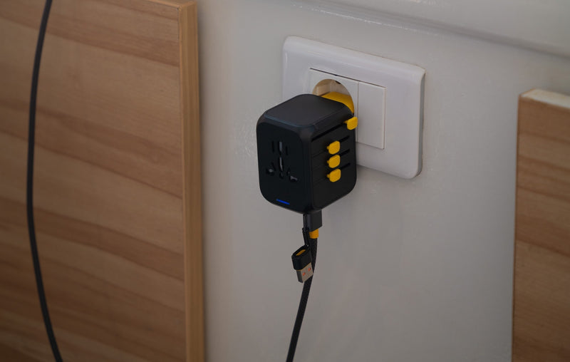 Câble multi-connecteurs Waka Waka Connect – Mise en situation : câble mis sur l'adaptateur universel Waka waka