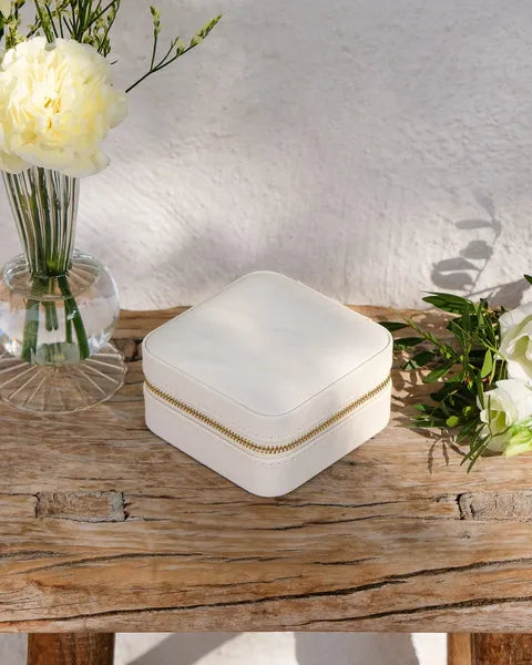 Boîte à bijoux de voyage Maison Scarlett – Modèle Corinne en PU beige – vue de la boîte fermée posée sur un meuble en bois
