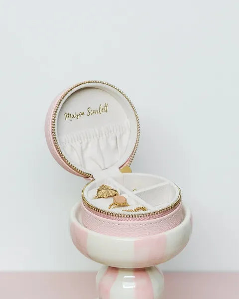 Boite a bijoux de voyage de Maison Scarlett - Modèle Yvonne - PU rose - vue de la boite ouverte avec des bijoux