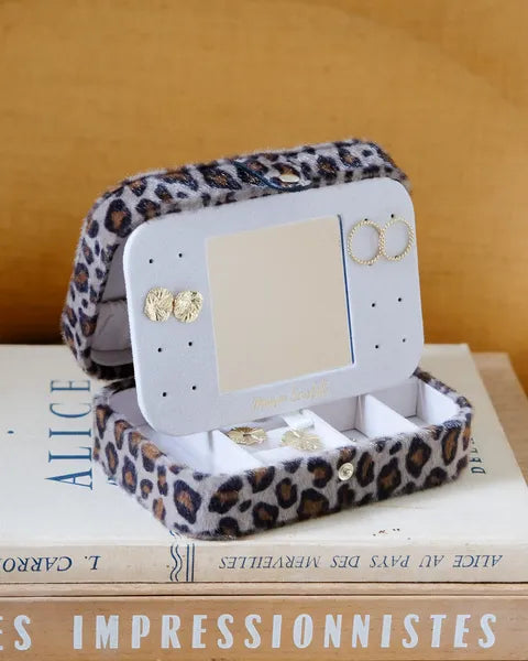 Boîte à bijoux de voyage Maison Scarlett – modèle Brigitte – velours léopard – vue semi-ouverte