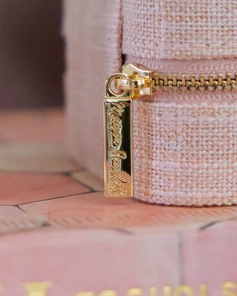 Boîte à bijoux de voyage Maison Scarlett – Modèle Corinne en lin rose – vue en gros plan de la tirette