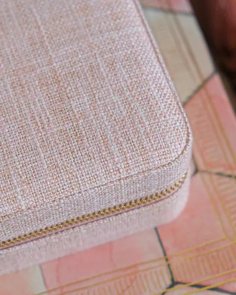 Boîte à bijoux de voyage Maison Scarlett – Modèle Corinne en lin rose – vue en gros plan d'un coin de la boite