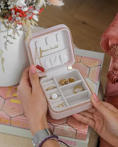 Boîte à bijoux de voyage Maison Scarlett – Modèle Corinne en lin rose – vue de la boîte ouverte, tenue à deux mains