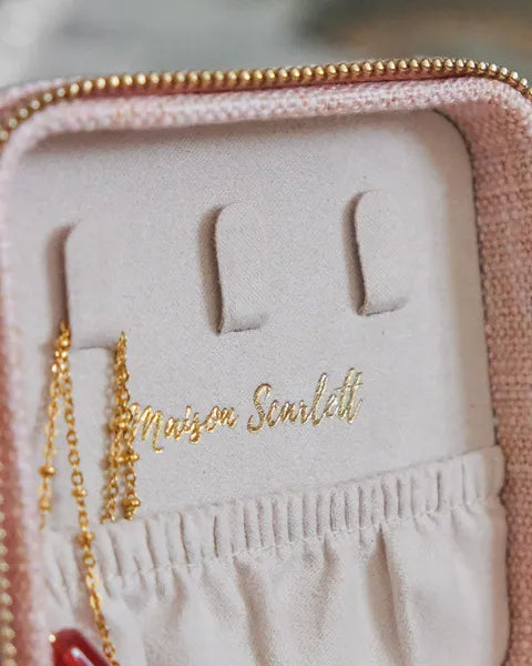 Boîte à bijoux de voyage Maison Scarlett – Modèle Corinne en lin rose – gros plan sur le système d'accroche des bijoux