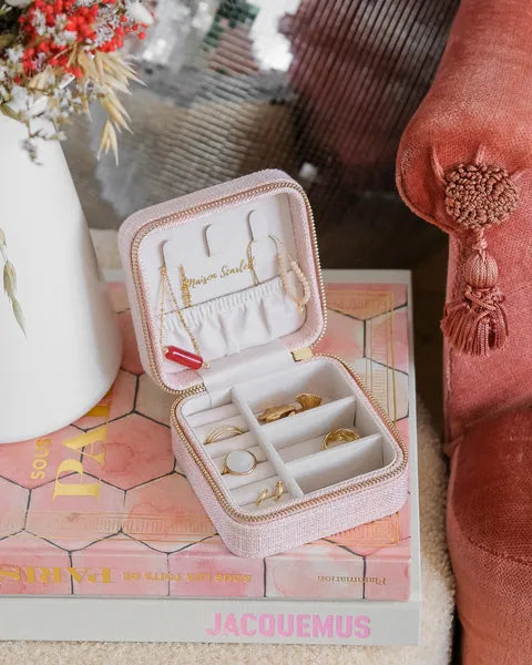 Boîte à bijoux de voyage Maison Scarlett – Modèle Corinne en lin rose – vue de la boîte ouverte posée sur un livre