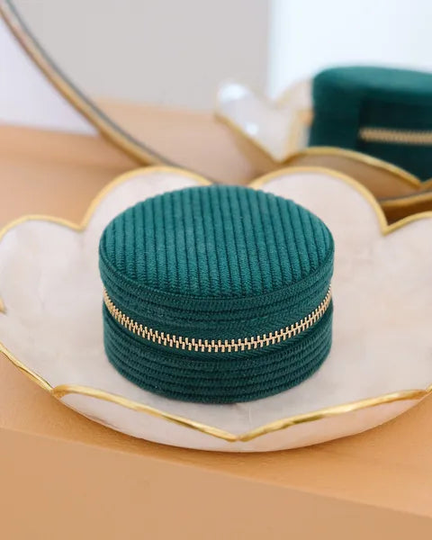 Boite a bijoux de voyage de Maison Scarlett - Modèle Yvonne - velours côtelé vert - vue de la boite fermée