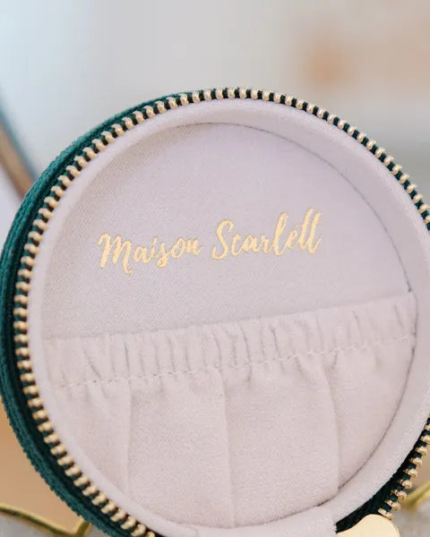 Boite a bijoux de voyage de Maison Scarlett - Modèle Yvonne - velours côtelé vert - Gros plan sur la partie supérieure