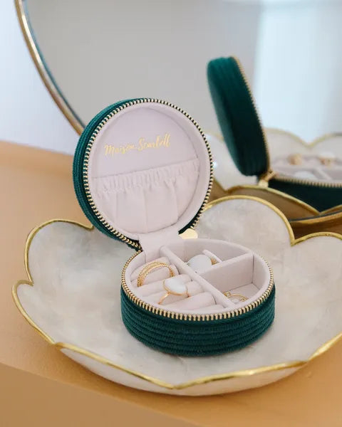 Boite a bijoux de voyage de Maison Scarlett - Modèle Yvonne - velours côtelé vert - vue de la boite ouverte avec des bijoux