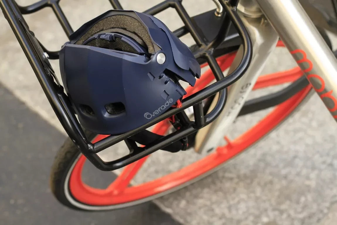 casque bleu Overade fermé - mise en situation du casque en version fermée sur le porte bagage d'un vélo