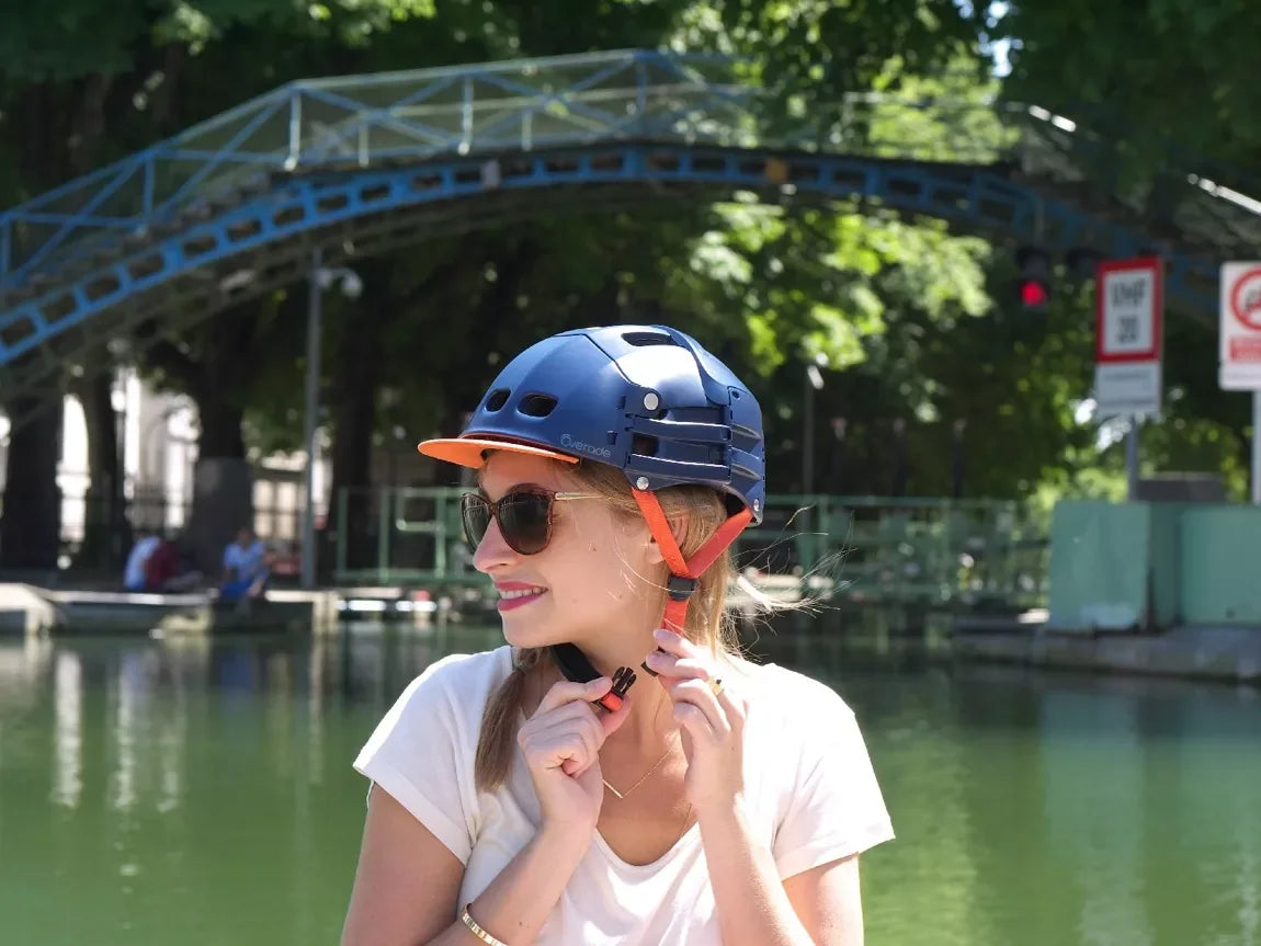 Casque bleu Overade – mise en situation : porté sur la tête d’une femme avec une visière orange