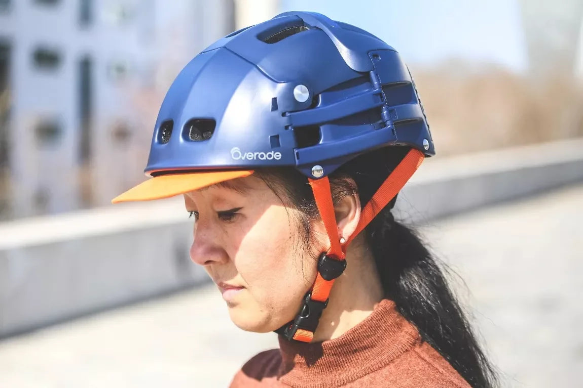 Casque bleu Overade – mise en situation : porté par une femme avec visière orange
