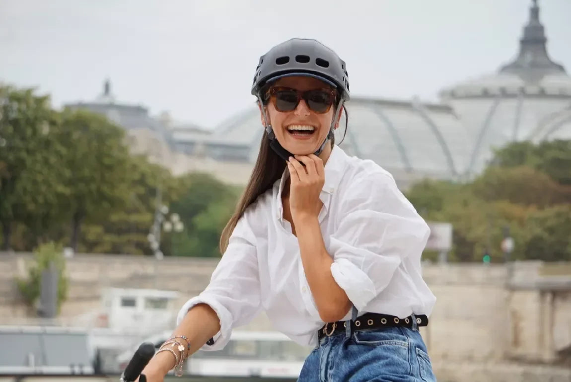 Casque pliable noir Overade – mise en situation : porté sur la tête d’une femme avec une visière noire
