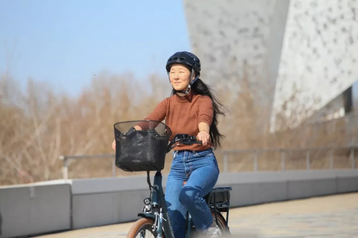 Casque noir Overade – mise en situation : porté par une femme à vélo