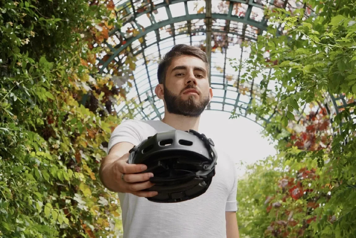 Casque noir Overade – présentation par un homme, vue de dessous