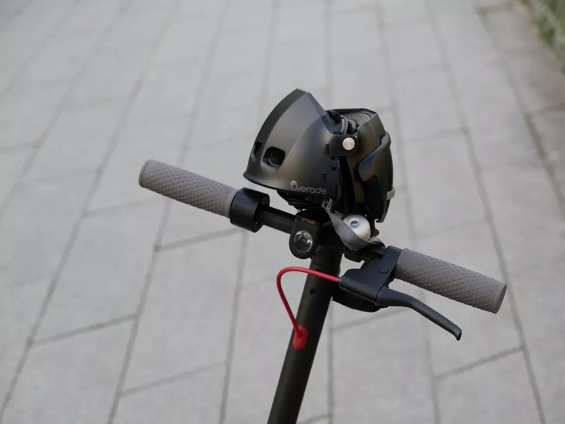 casque noir Overade - vue repliée sur une trottinette
