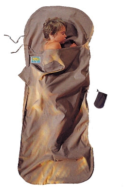 Housse en coton pour enfant de Cocoon - couleur kaki - Mise en situation : un enfant dort dans la housse de lit avec la pochette posée à côté