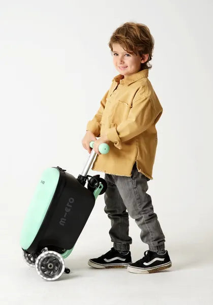 Micromobility Micro Scooter Luggage Junior LED Mint – valise trottinette pour enfants – mise en situation : valise en version fermée, tirée par un enfant