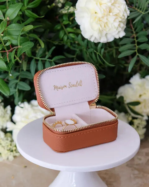 Mini boite à bijoux de voyage de la Maison Scarlett - Modèle Marie - PU Camel - vue de la boite ouverte avec des bijoux