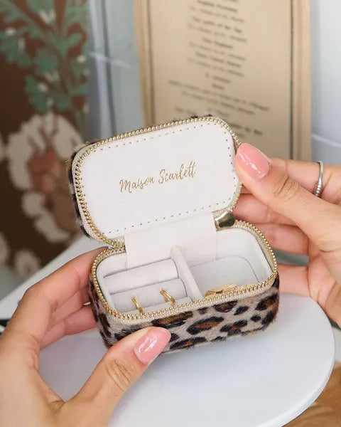 Mini boite à bijoux de voyage de la Maison Scarlett - Modèle Marie - Léopard - vue de la boite ouverte avec des bijoux, tenue par deux mains